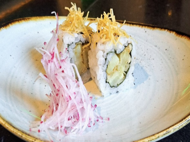 Uramaki de tempurá com crispy de batata doce para a
