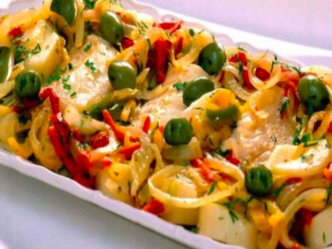 Bacalhau ao forno suculento que fica pronto em uma hora