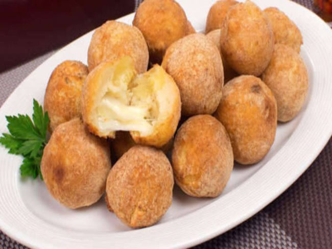 Bolinho de mandioca recheado com queijo