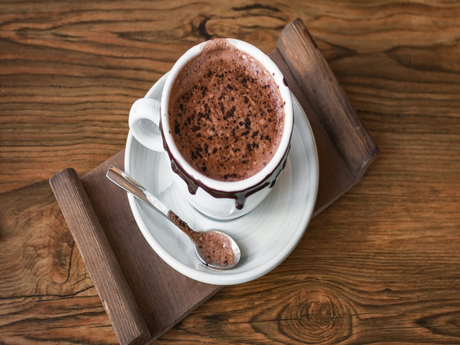 Cremoso e pronto em 10 minutos: saiba como preparar Chocolate Quente