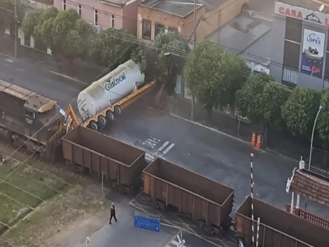 Trem colide com caminhão de gás RJ e gera risco de explosão