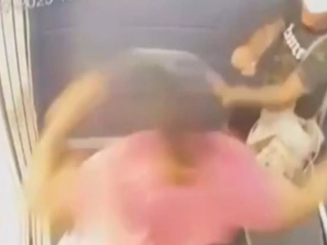 Vítima escreve bilhete após agressão brutal em elevador