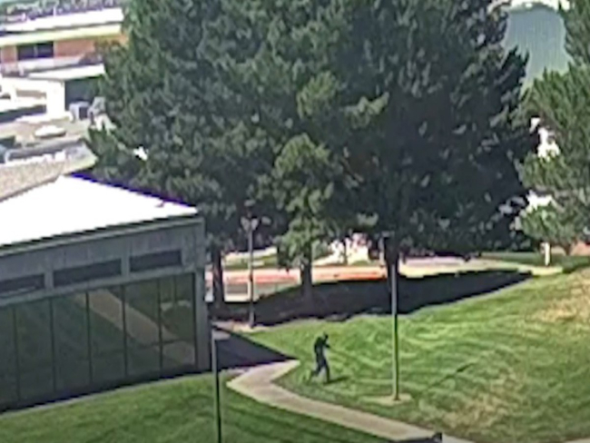Atirador de Charlie Kirk aparece fugindo em vídeo, diz FBI; veja