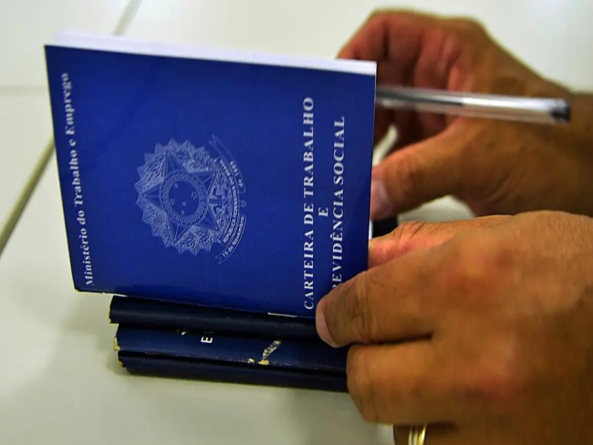 Brasil cria 147 mil empregos com carteira assinada em agosto