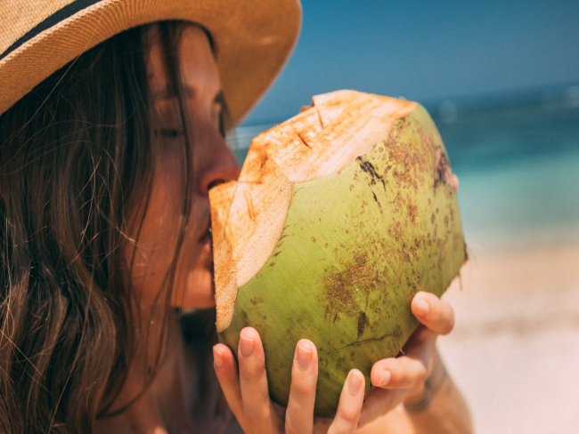 Cura ressaca: receitas com água de coco revigoram a saúde após a folia