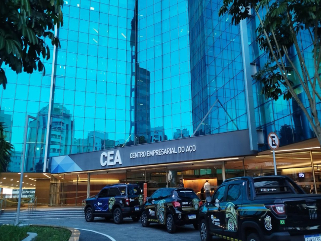 Homem morre em centro empresarial de SP após ficar pendurado
