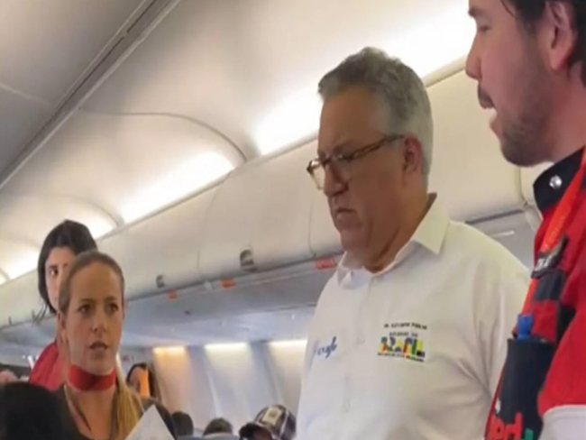 Ministro da Saúde e médico, Padilha socorre passageira em voo