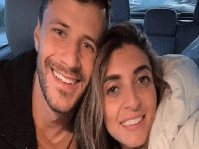 Mulher abandona relações casuais e se casa com homem virgem