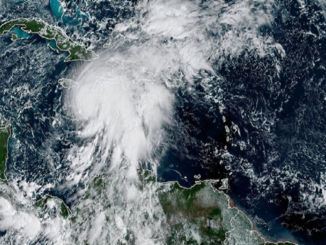 Furacão Melissa causa destruição e se aproxima das Bahamas