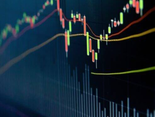 Ibovespa bate novo recorde e dólar recua para R$ 5,36