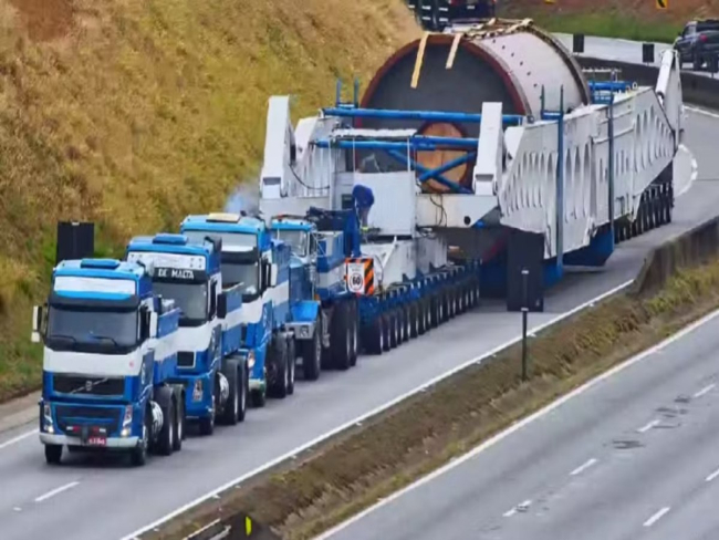 Megacarreta fica parada na BR 381 em Minas
