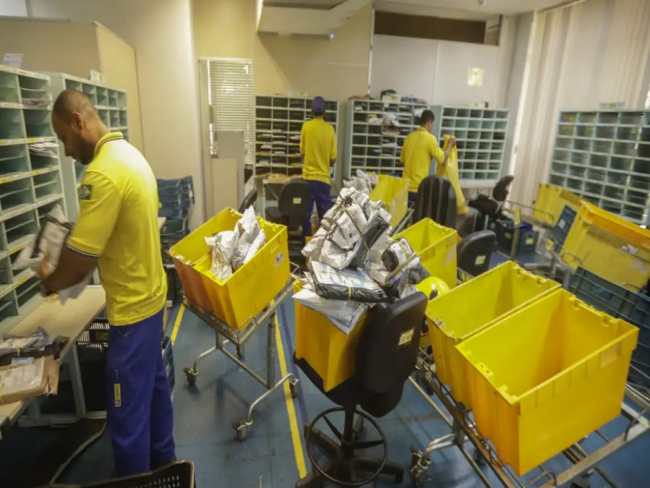 Correios aprovam plano com demissões e fechamento de agências