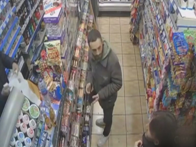 Encontro em mercado reúne jovem e pai desaparecido há 20 anos