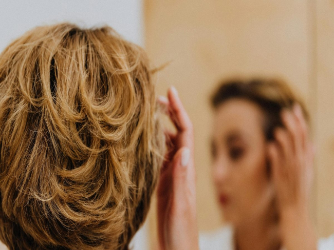 Olhos inchados após implante capilar é normal?