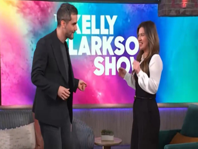 Wagner Moura bota Kelly Clarkson para sambar em talk show