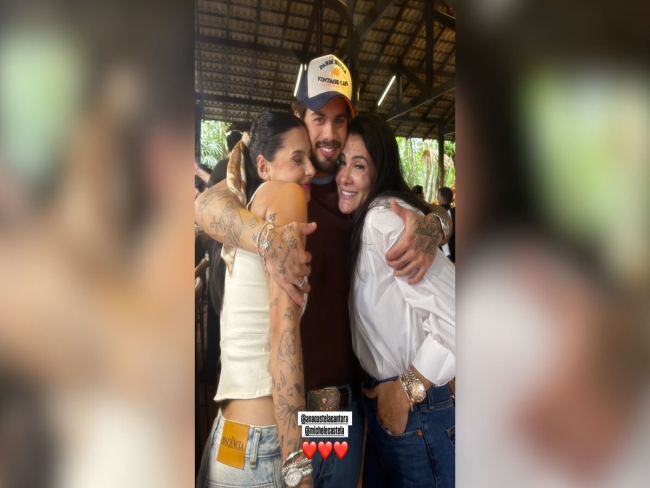 Zé Felipe posa com Ana Castela e a sogra em aniversário