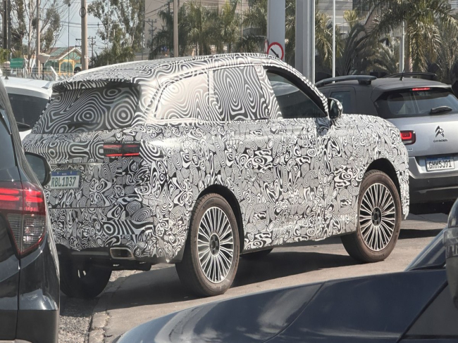 CAOA Chery Tiggo 9 é flagrado camuflado após estreia no Salão