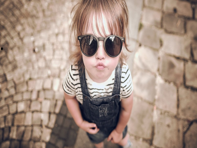 Crianças podem usar óculos de sol? Saiba quando é indicado