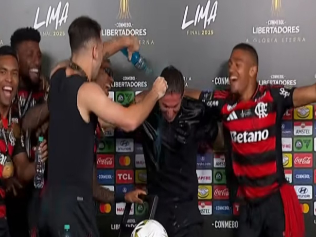 Filipe Luís leva banho de gelo e celebra título da Libertadores