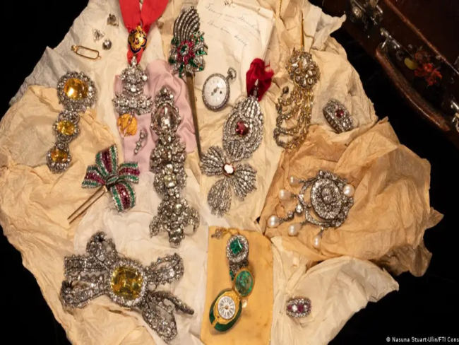 Mala guardada em cofre de banco tinha tesouro em joias