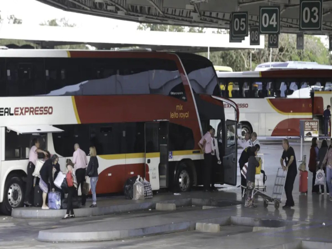Passagem de ônibus barata é alternativa para viajantes nas férias