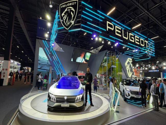 Peugeot transforma estande em ateliê digital com arte ao vivo