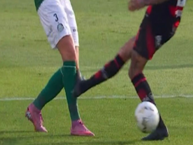 Pulgar merecia ser expulso? Como foi o lance com Fuchs