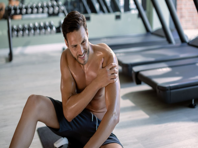 Supino com barra exige acompanhamento profissional e cuidados