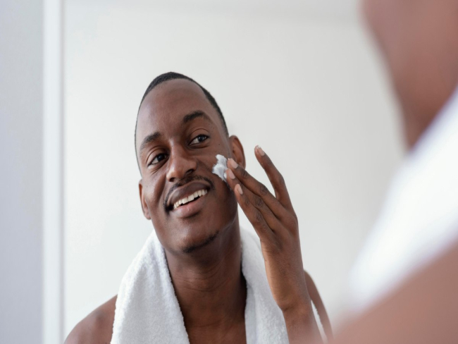 5 produtos ideais para os homens cuidarem da pele durante o verão
