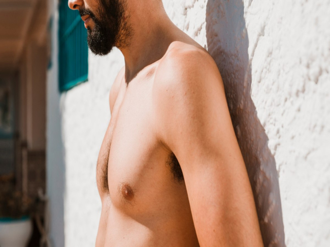 Cirurgia de redução mamária se populariza entre homens nos EUA