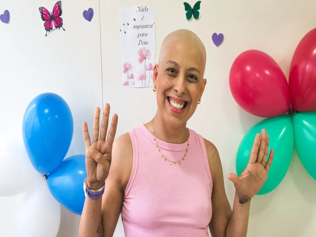 Mulher supera câncer de mama e é celebrada nas ruas