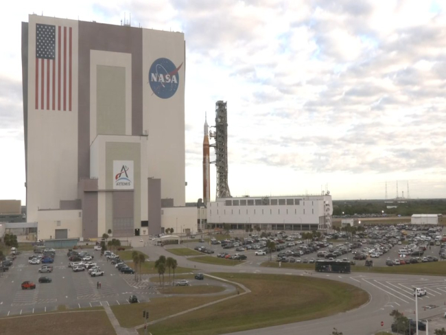 NASA transporta megafoguete que levará tripulação à Lua; assista