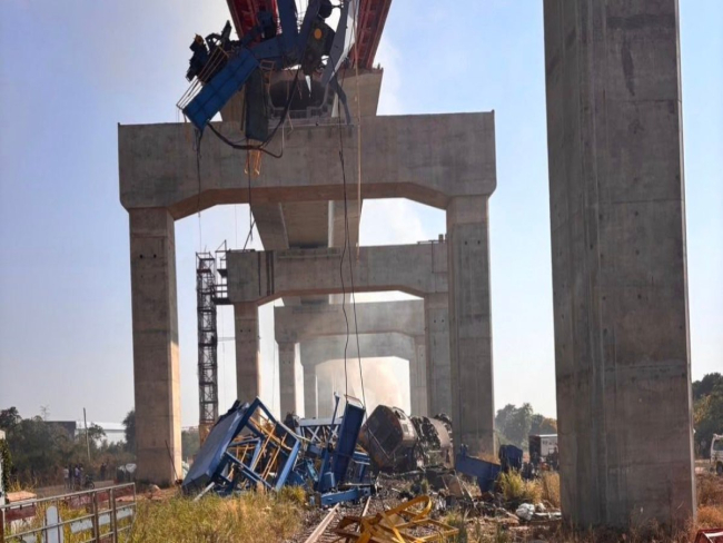 Queda de guindaste sobre trem na Tailândia deixa 12 mortos