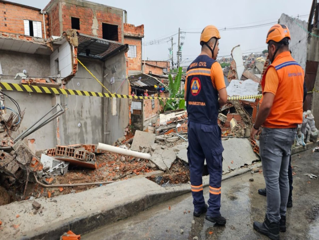 Temporais provocam enchentes e desabamentos em SP; veja vídeo