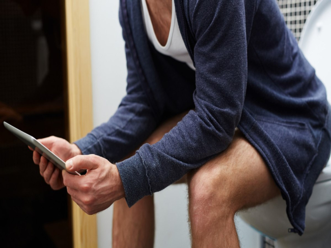 Urinar sentado: mitos e verdades sobre a saúde do homem