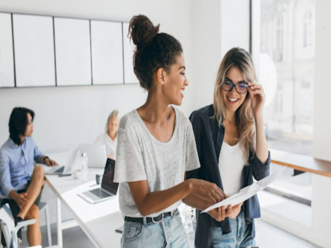 Além do expediente: o peso invisível feminino
