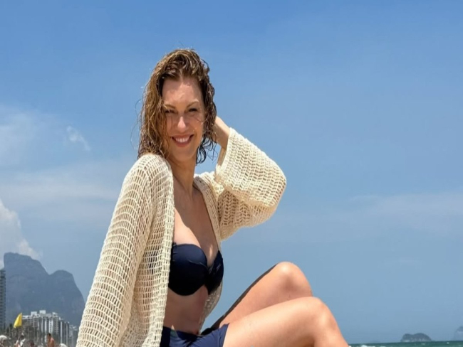 Aos 55 anos, Adriana Garambone exibe corpão em fotos de biquíni