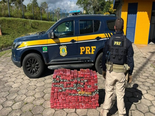 Casal é preso com 100 kg de maconha na Régis Bittencourt