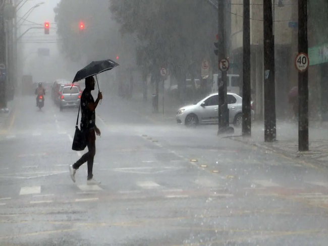 Chuva volumosa e rajadas de vento em diversos estados nesta terça