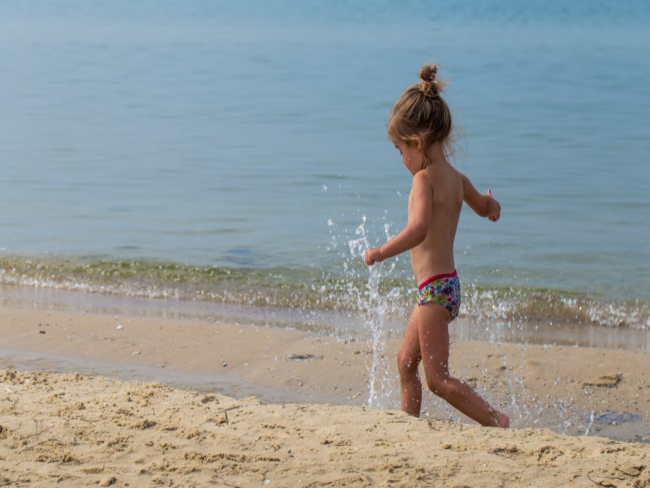 Doenças comuns no verão afetam crianças após piscina e praia