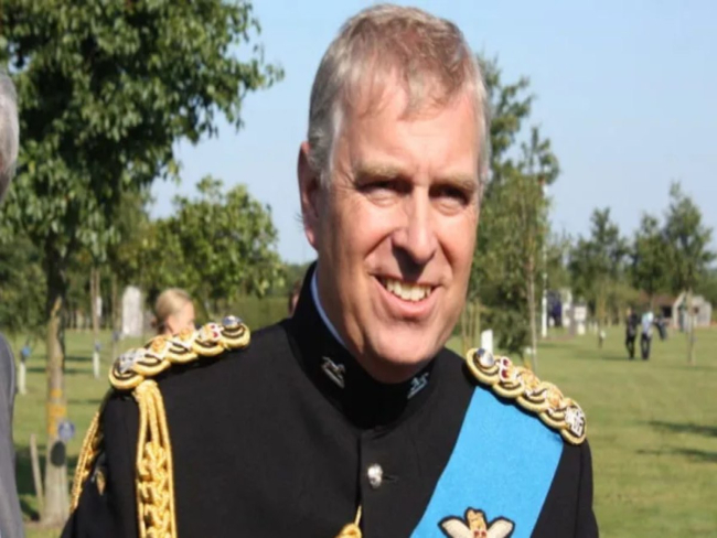 Ex príncipe Andrew, irmão do rei Charles, é preso no Reino Unido