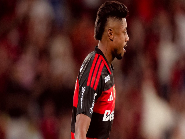 Pênalti de Bruno Henrique volta após 2 toques na batida; entenda