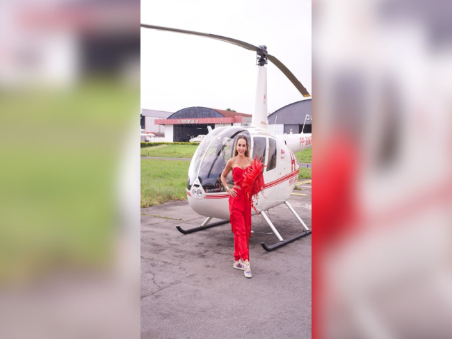 Rainha de bateria recorre a helicóptero para cumprir agenda
