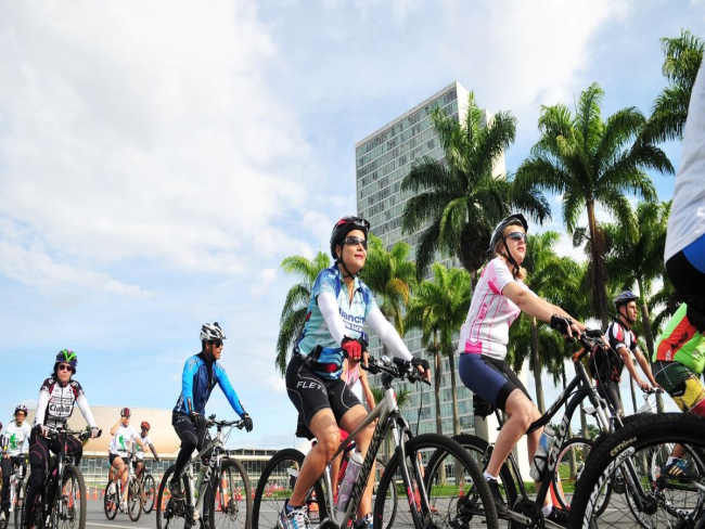 Rotas turísticas: conheça Brasília andando de bicicleta