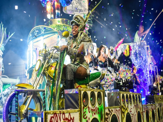 Tempo real: acompanhe os desfiles das escolas de samba de SP