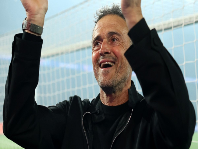 Veja como o técnico do PSG costuma se vestir nos jogos