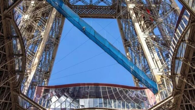 Acesso à ponte suspensa da Torre Eiffel é de graça para turistas