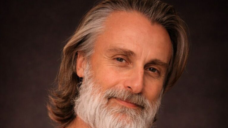 Andre Dias protagoniza musical que celebra 60 anos da Globo