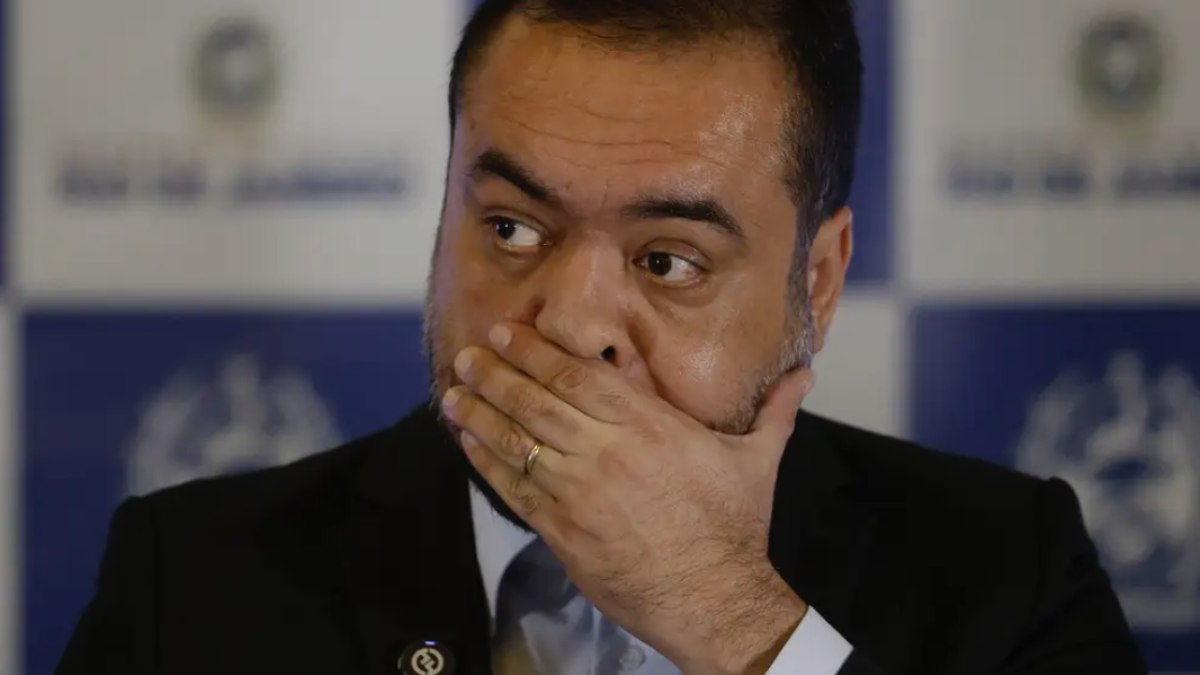 Castro ganha tempo no TSE