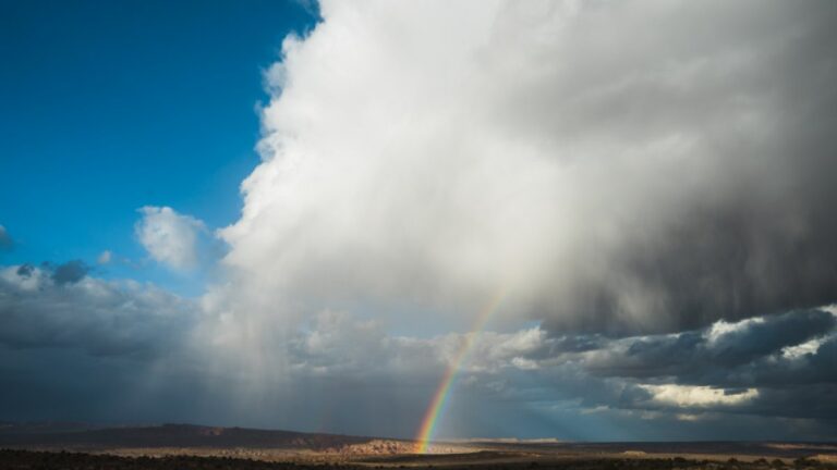 Entre o calor intenso e chuvas: confira a previsão desta sexta